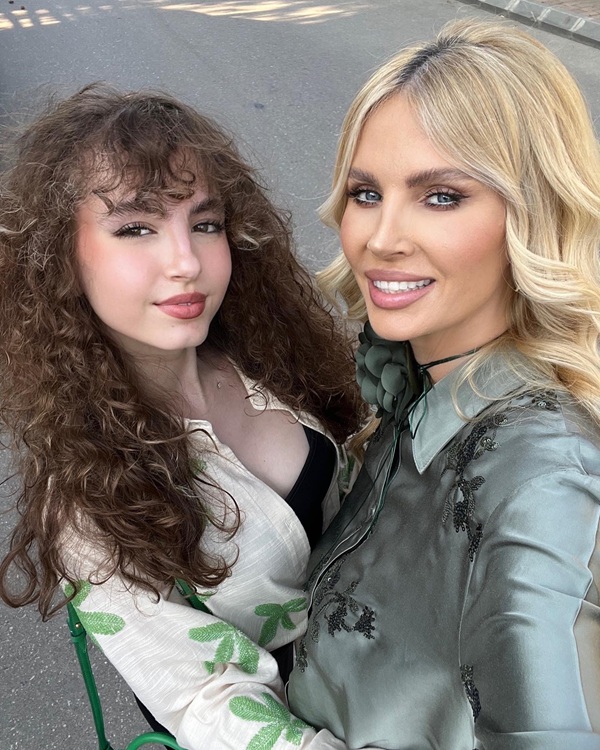 andreea banica face un selfie cu fiica ei cu parul carliontat