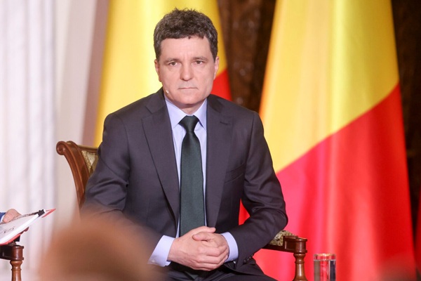 nicusor dan cu steagul romaniei in spate