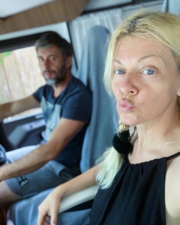 dana nalbaru si dragos bucur in masina