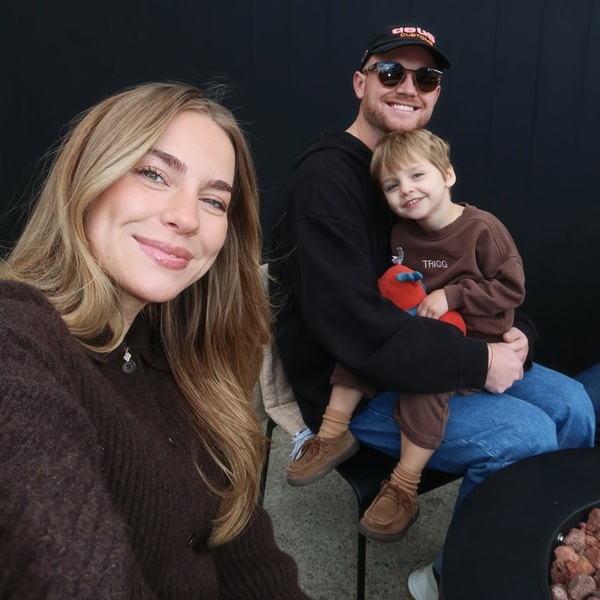 influencerita emilie kiser alaturi de sotul si de copilul ei fac un selfie