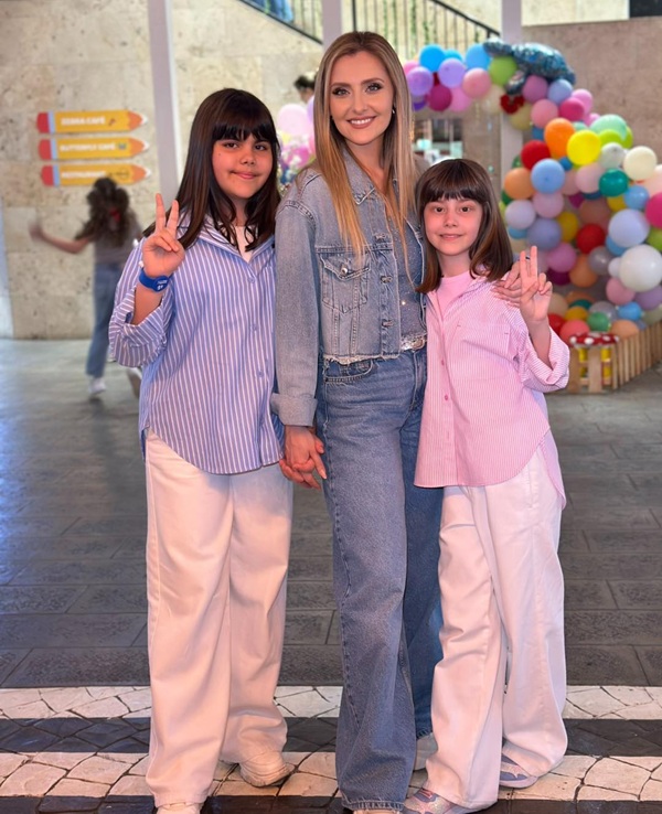 alina sorescu cu fetele intr-o locatie cu baloane