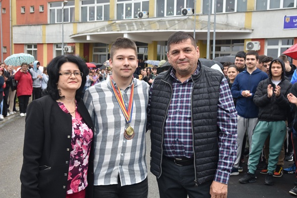raul baiatul olimpic alaturi de parintii lui la scoala