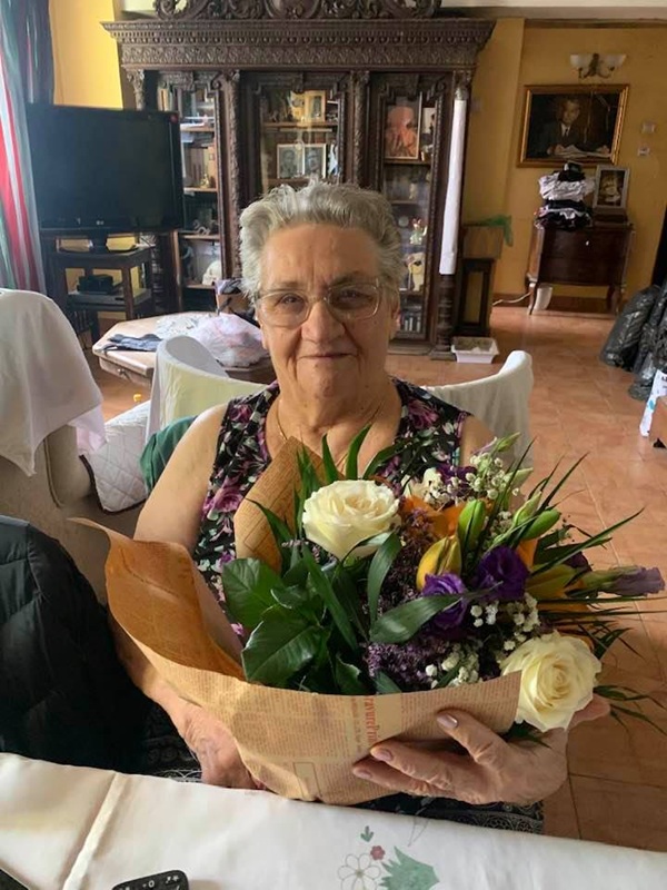 mama actritei carmen tanase cu flori in brate