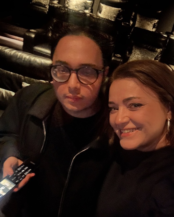 cristina batlan alaturi de fiul ei la o masa