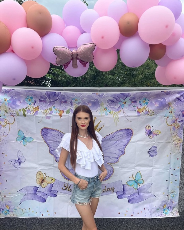 teodora marcu in pantaloni scurti de blugi si tricou alb