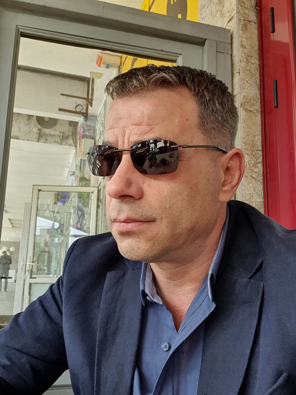 robert lupu in costum cu ochelari de soare la ochi