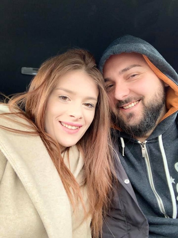 alex si teodora marcu in masina fac un selfie