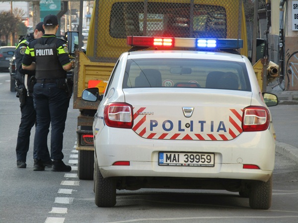 masina de politie parcata cu oamenii legii langa