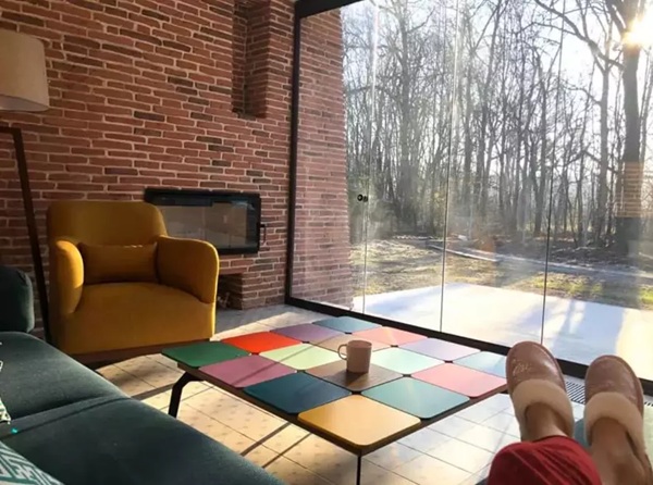 un living confortabil cu un covor multicolor