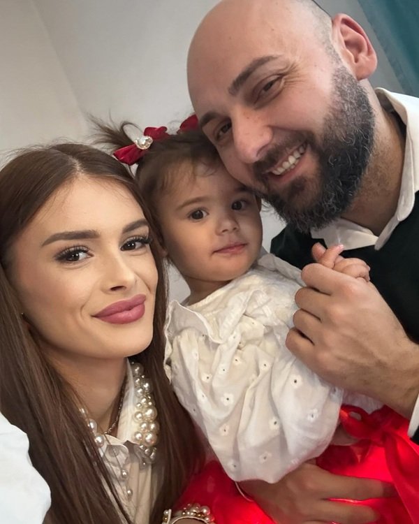 teodora si alex marcu alaturi de fetita lor