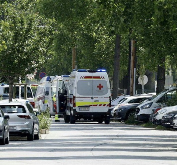 doua ambulante pe o strada cu masini
