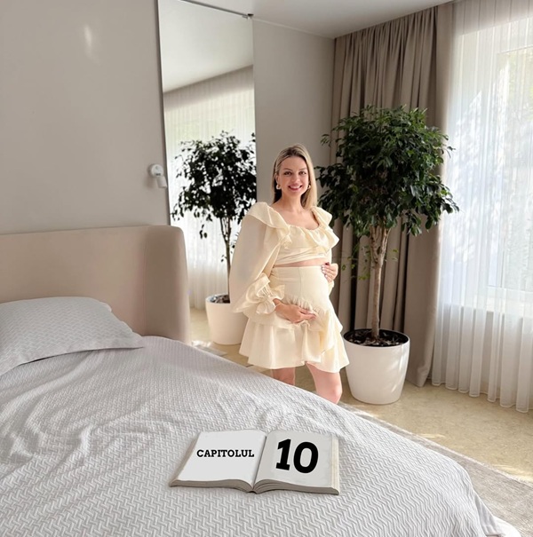 maria carnat insarcinata imbracata in rochie crem