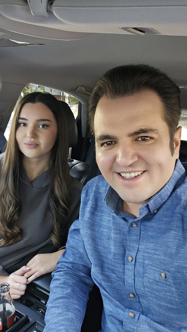 igor si andreea cuciuc isi fac selfie in masina
