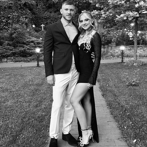 dragos chirila imbracat in sacou negru si pantaloni albi cu sotia lui in rochie neagra asimetrica