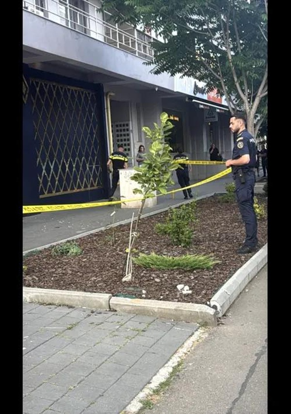 politist imbracat in uniforma la locul unui accident