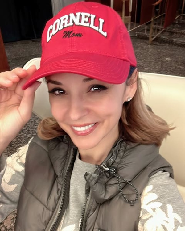 andreea marin cu o sapca rosie pe cap