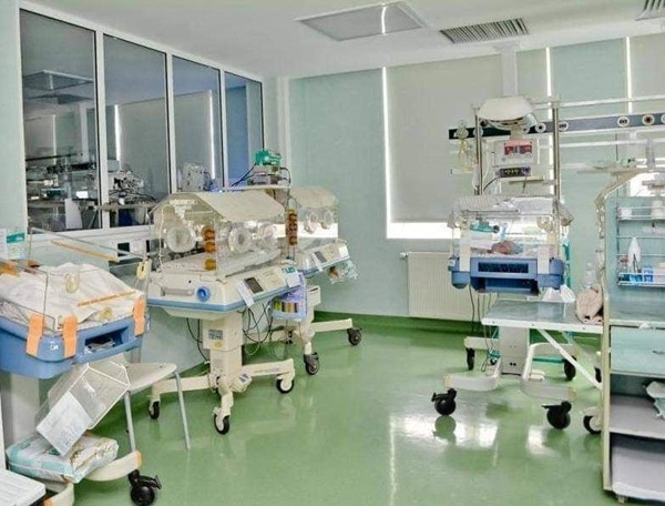 camera cu incubatoare bebelusi la maternitate