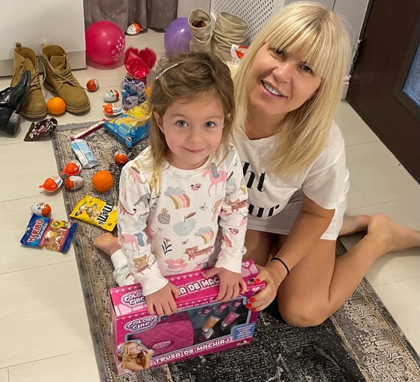 elena udrea imbracata in alb se joaca cu fetita ei cu jucariile