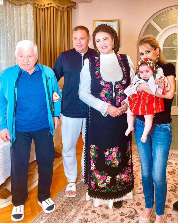 ion cernea alaturi de irina loghin si copiii lor