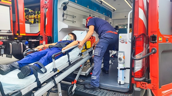 baiat pus pe targa si luat cu ambulanta