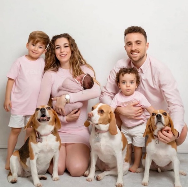 familie formata din mama tata si trei copii si trei caini