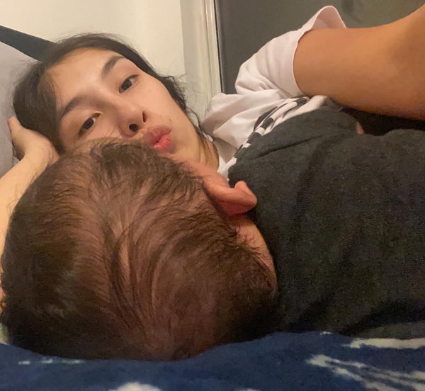 mama si copil stau intinsi in pat