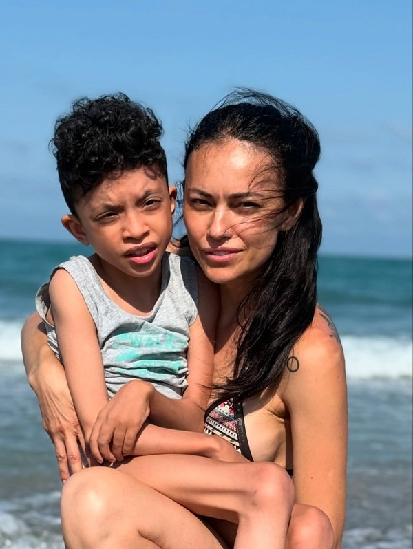 leon fiul lui kamara alaturi de mama lui la mare pe plaja