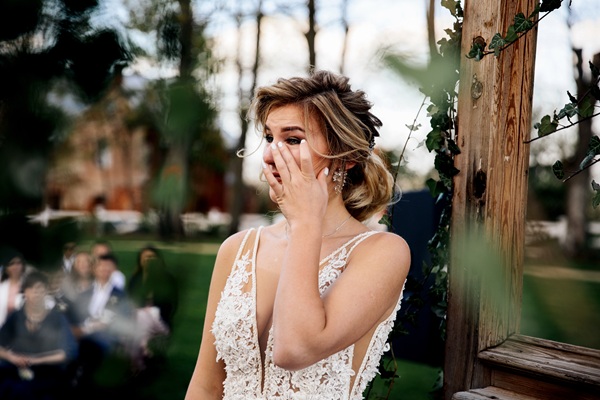 femeie in rochie de mireasa plange