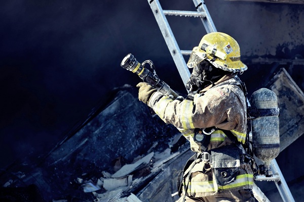 pompier incearca sa stinga un foc