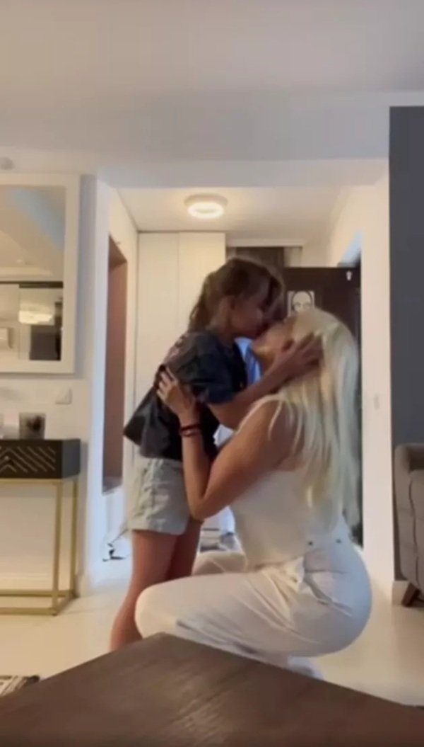 elena udrea imbracata in alb isi tine fiica in brate in casa
