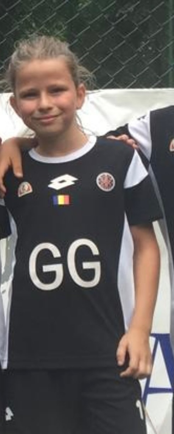 bebeto imbracat in tricou de fotbalist cand era mic