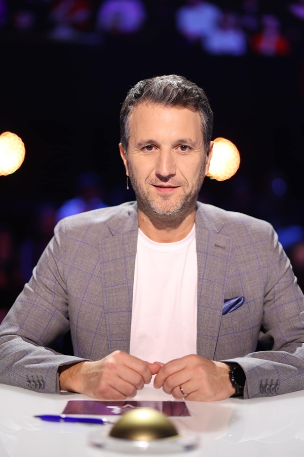 andi moisescu in camasa si sacou gri 