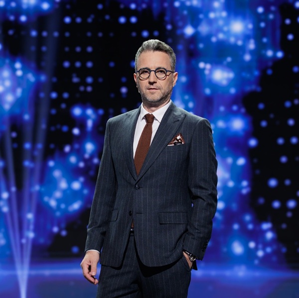 andi moisescu in costum cu cravata pe scena romanii au talent
