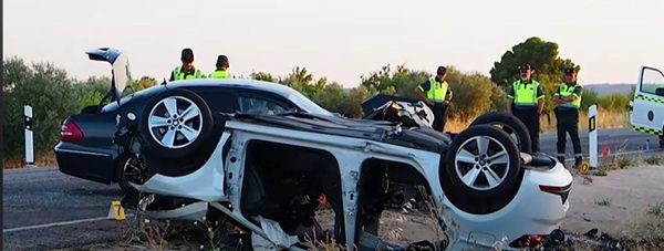 masina alba rasturnata pe sosea in urma unei coliziuni cu alta masina