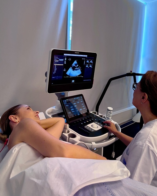 andreea marin pe patul de spital face o ecografie