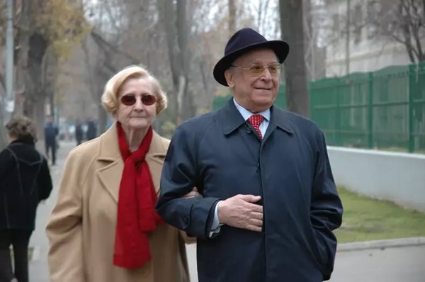 ion iliescu la brat cu nina iliescu pe strada