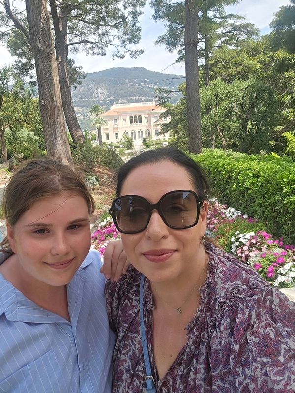 oana roman cu ochelari de soare la ochi face selfie cu fiica ei