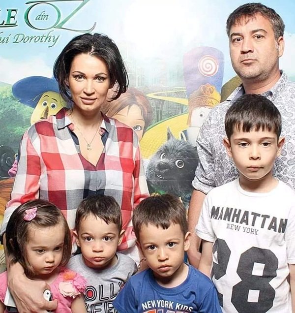 nicoleta luciu alaturi de copiii si sotul ei