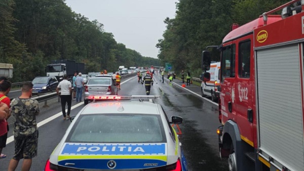 masina de politie si mai multe persoane stranse la locul accidentului
