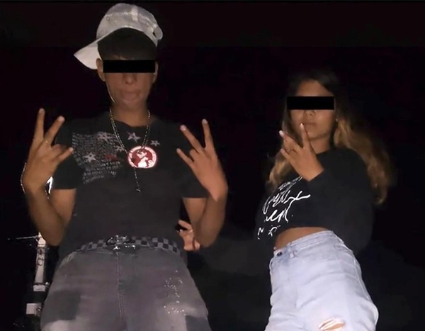 fata si baiat adolescenti cu fetele acoperite