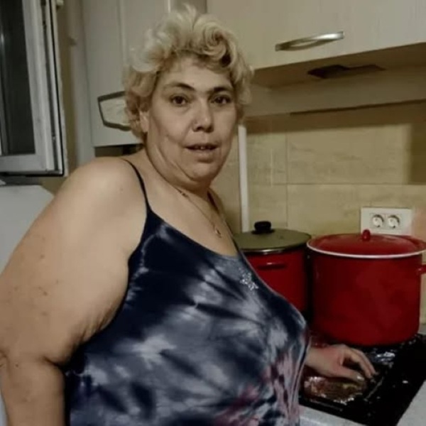 ioana tufaru in rochie de casa face mancare
