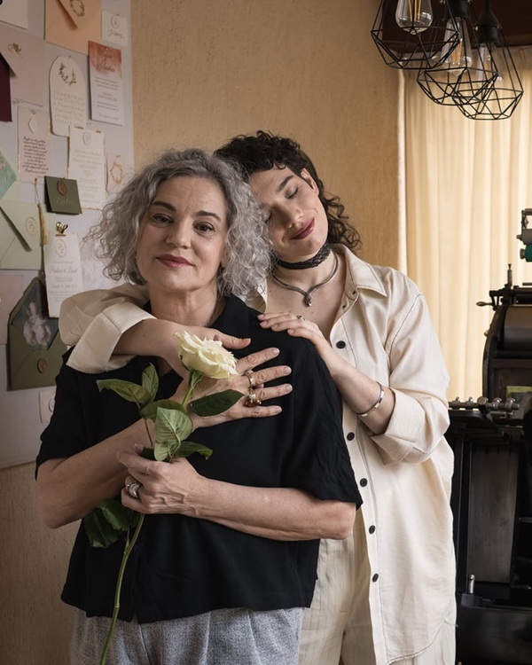 cabiria morgenstern insarcinata o tine de gat pe mama ei maia morgenstern imbracata in negru