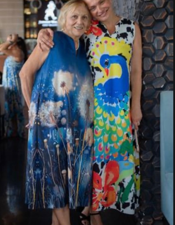 foto cristina cioran alaturi de mama ei ambele imbracate in rochii lungi cu flori