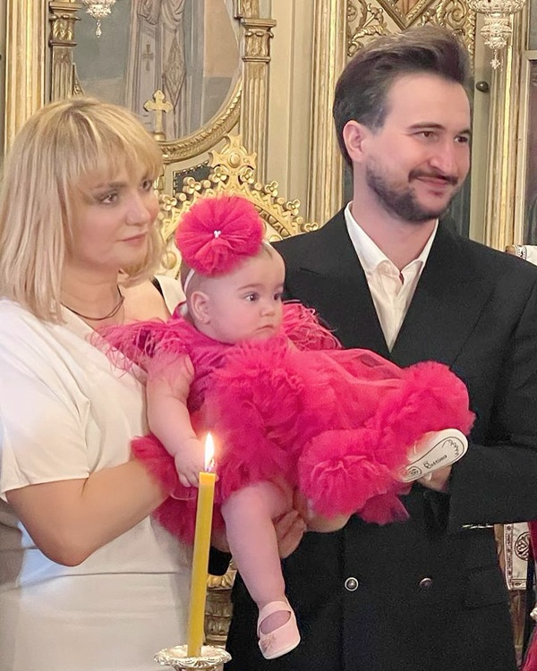 cristina cioran si alex dobrescu isi tin fiica in brate la botez