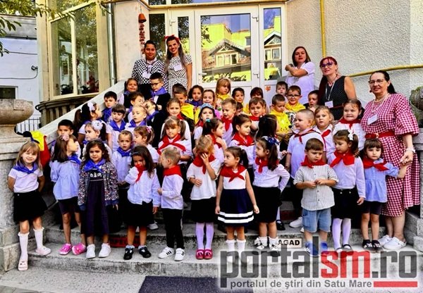 copii imbracati in soimii patriei alaturi de educatoare la gradinita