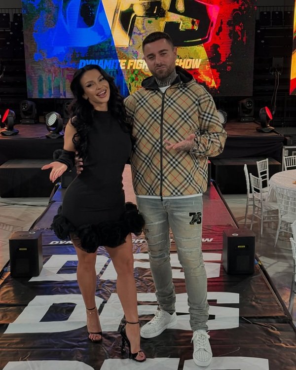 francisca in rochie neagra scurta pe o scena alaturi de tj miles in camasa si blugi