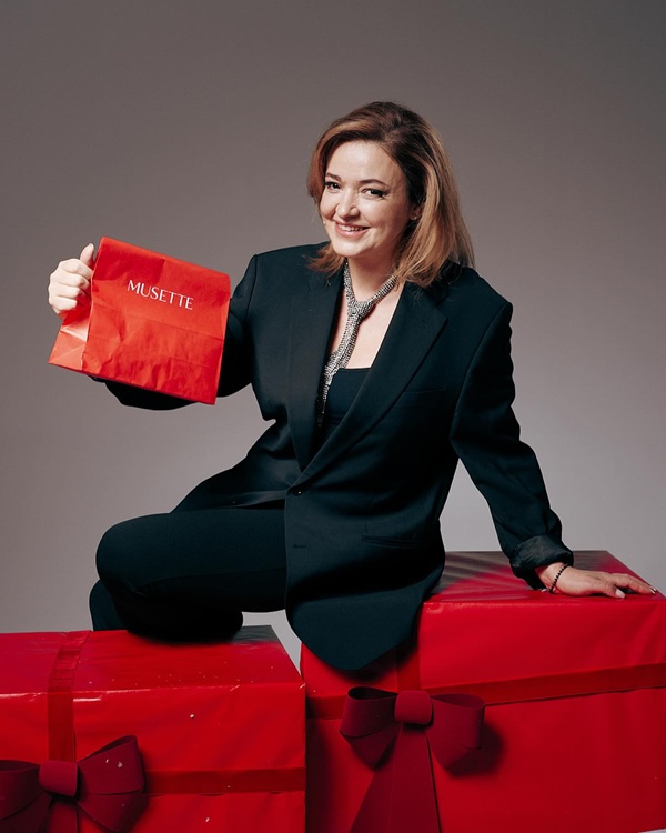 cristina batlan cu o punga musette in mana