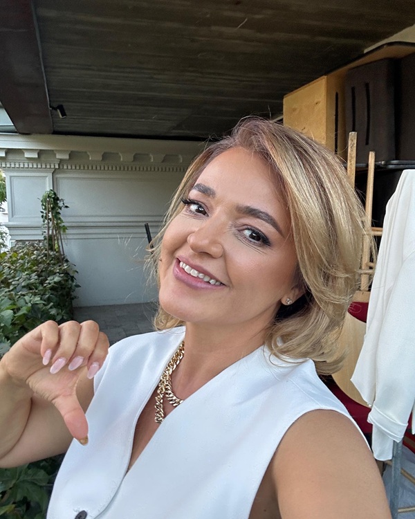cristina batlan isi face selfie imbracata in bluza alba