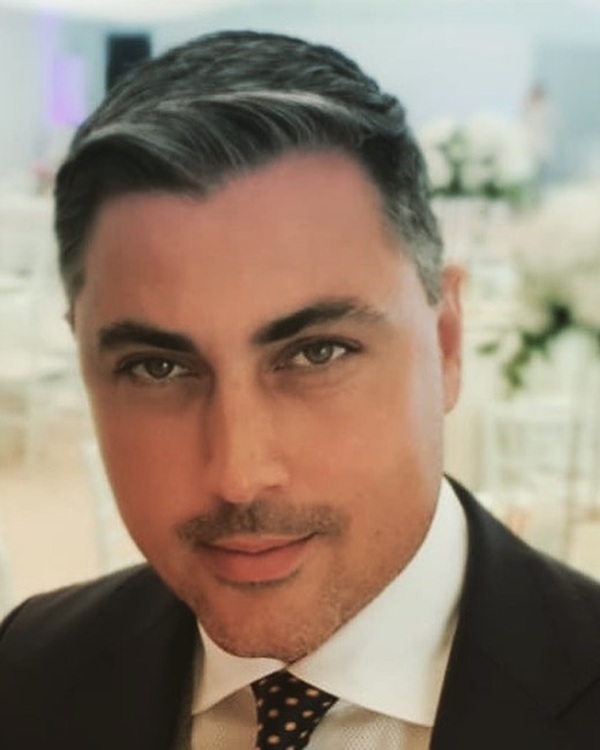 portret alexandru ciucu in costum cu camasa alba