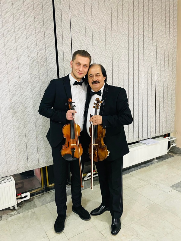 nicolae botgros si cristi botgros in costume negre cu viori in maini